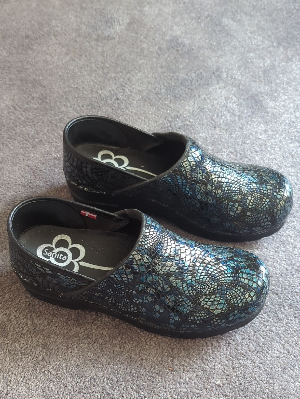 Sanita Black Iridescent Blue-Green Mosaic Clogs EU 39